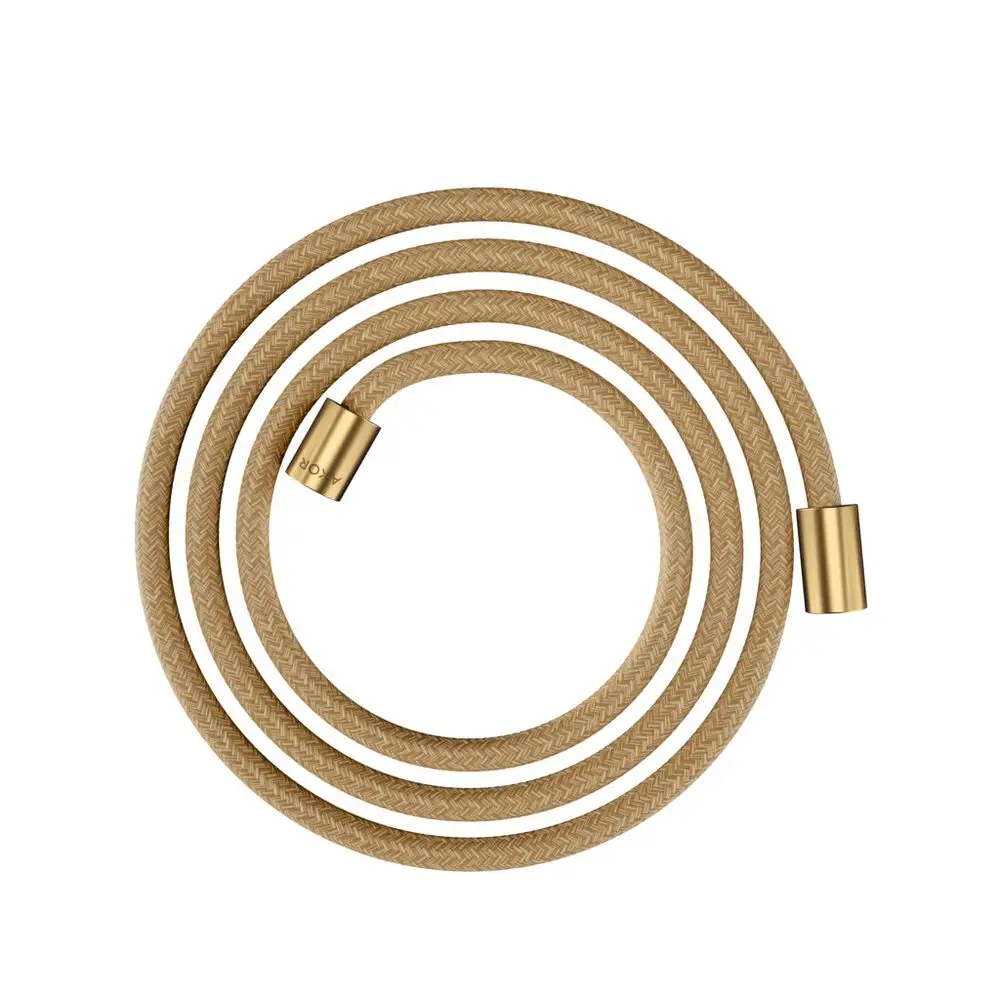 Textilschlauch von AXOR in geschwungenem Design, mit zylindrischen Muttern in Brushed Gold Optik, umgeben von eleganten Schleifen.